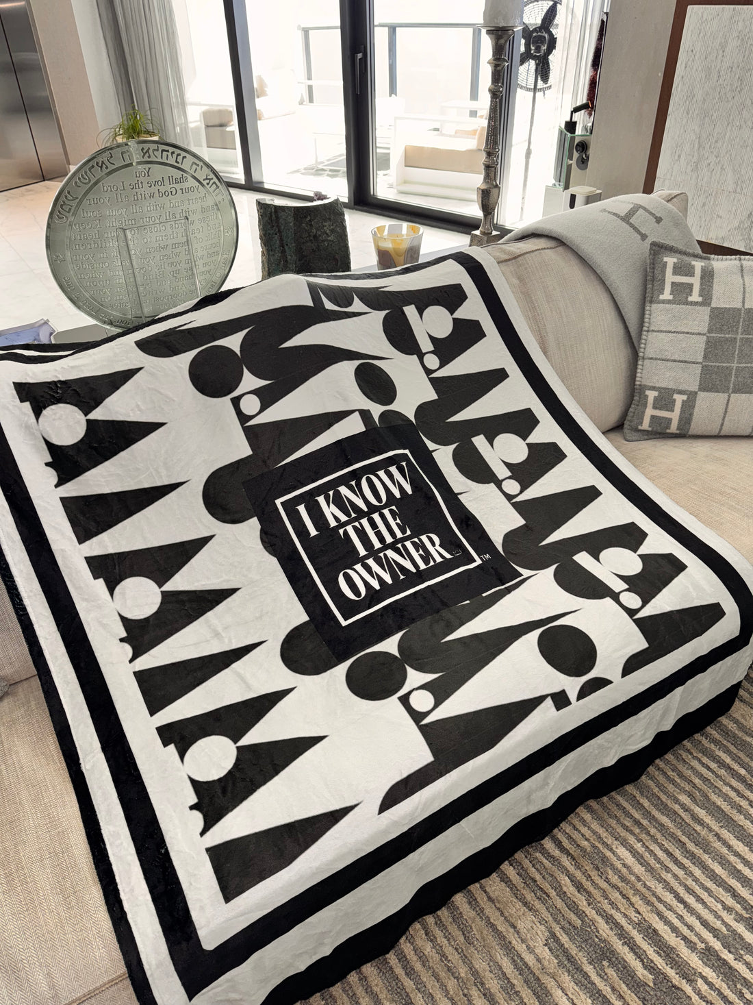 Luxe Throw Blanket – Black & White -I KNOW THE OWNER™