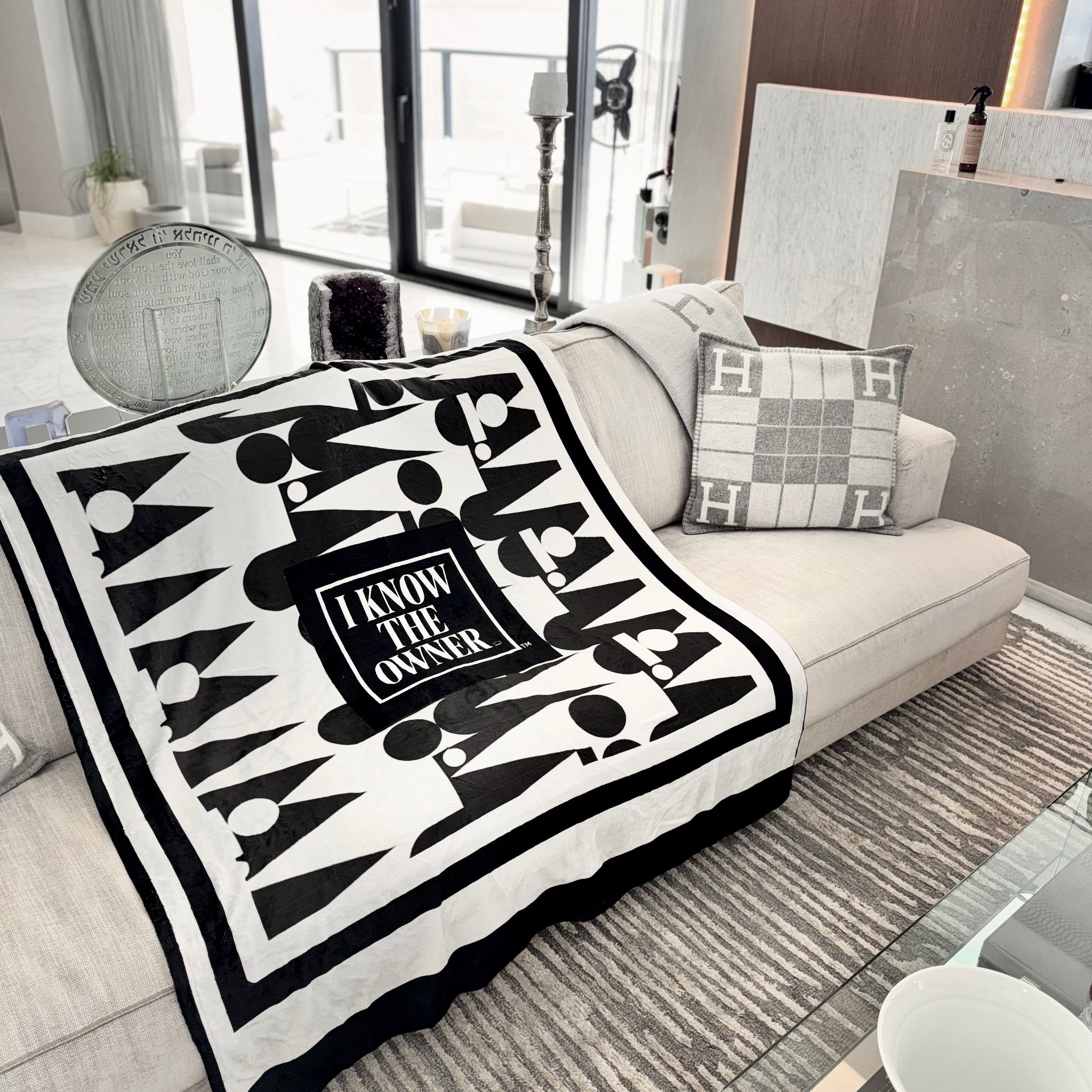 Luxe Throw Blanket – Black & White -I KNOW THE OWNER™